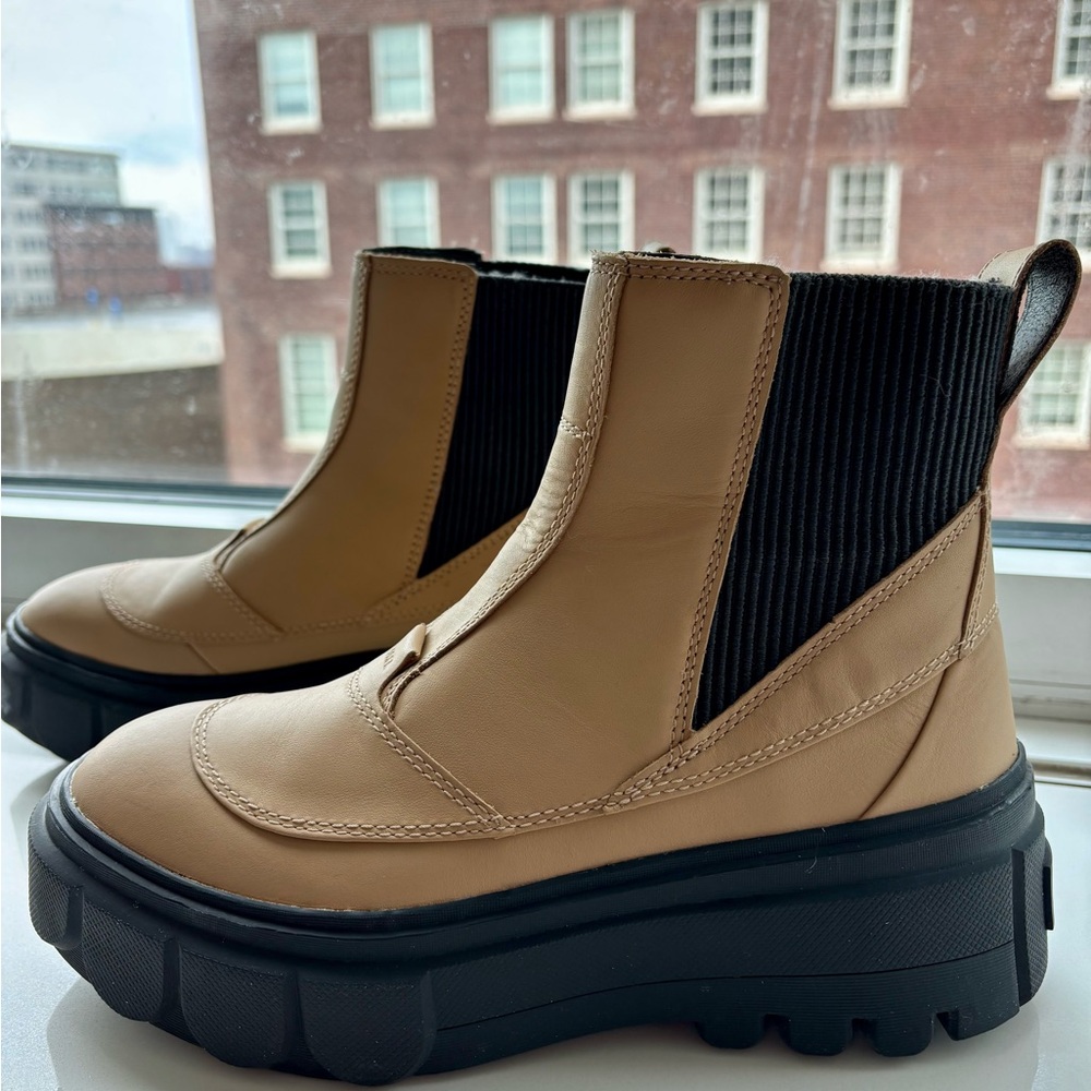 Sorel Tan Chelsea Lug Boots with Black Elastic - Women